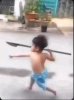 meme-be-trai-cam-phong-lon-duoi-bat.jpg